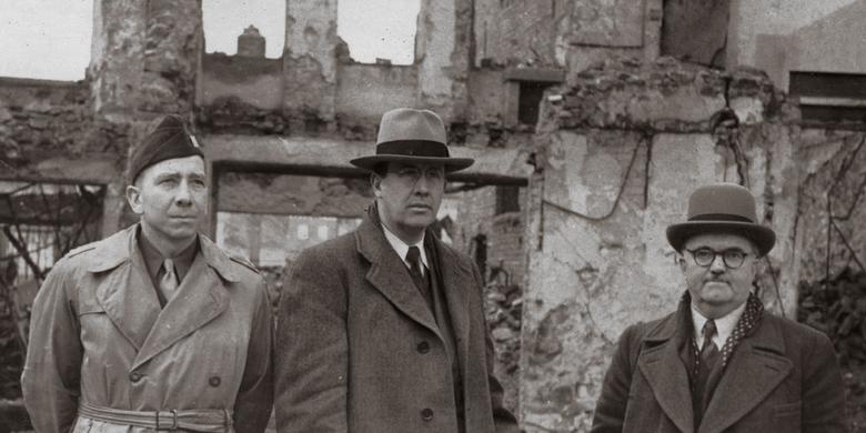 El presidente Ezra Taft Benson y otros inspeccionan los daños en Freiberg, Alemania, después de la Segunda Guerra Mundial.